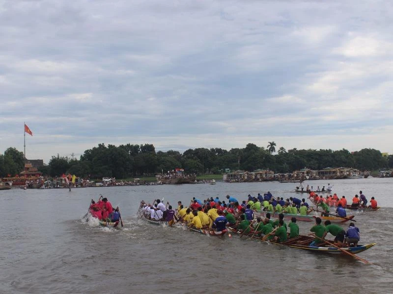 Các đội đua tranh tài quyết liệt ngay từ khi xuất phát.