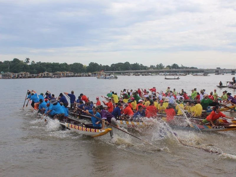 Rất đông người dân đến xem và cổ vũ cho các đội đua.