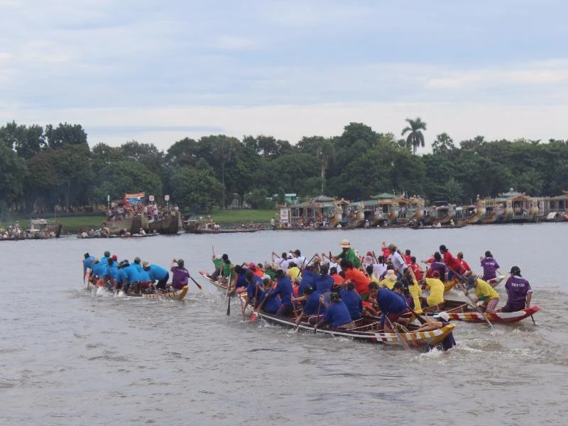 Các đội đua tranh tài quyết liệt trên từng mét nước. 