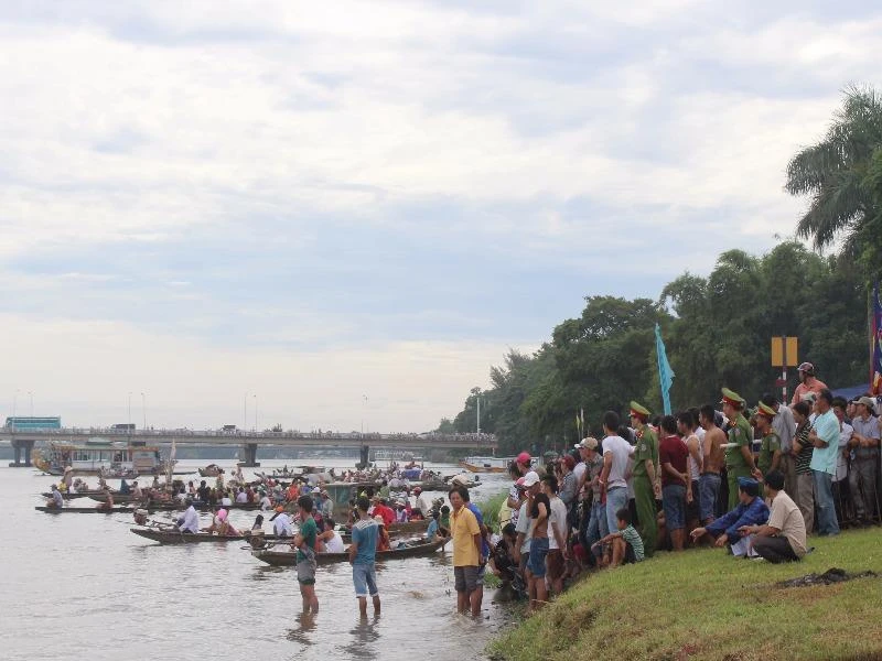 Rất đông người dân đến xem và cổ vũ cho các đội đua.