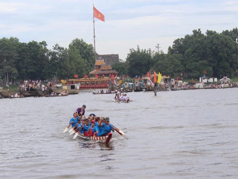 Các đội đua tranh tài