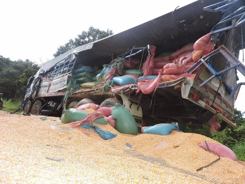 xe tải chở bắp bị đâm
