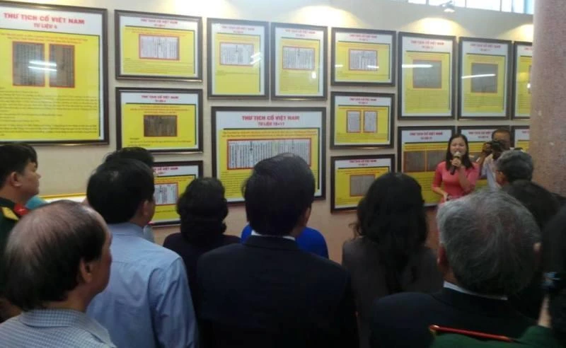 nghe thuyết trình tại triển lãm