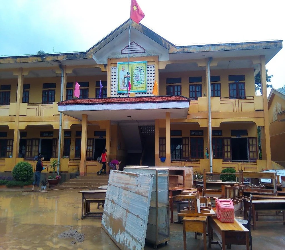 Giáo viên học sinh vùng lũ Quảng Bình hối hả dọn trường ảnh 5 bàn ghế hư hỏng