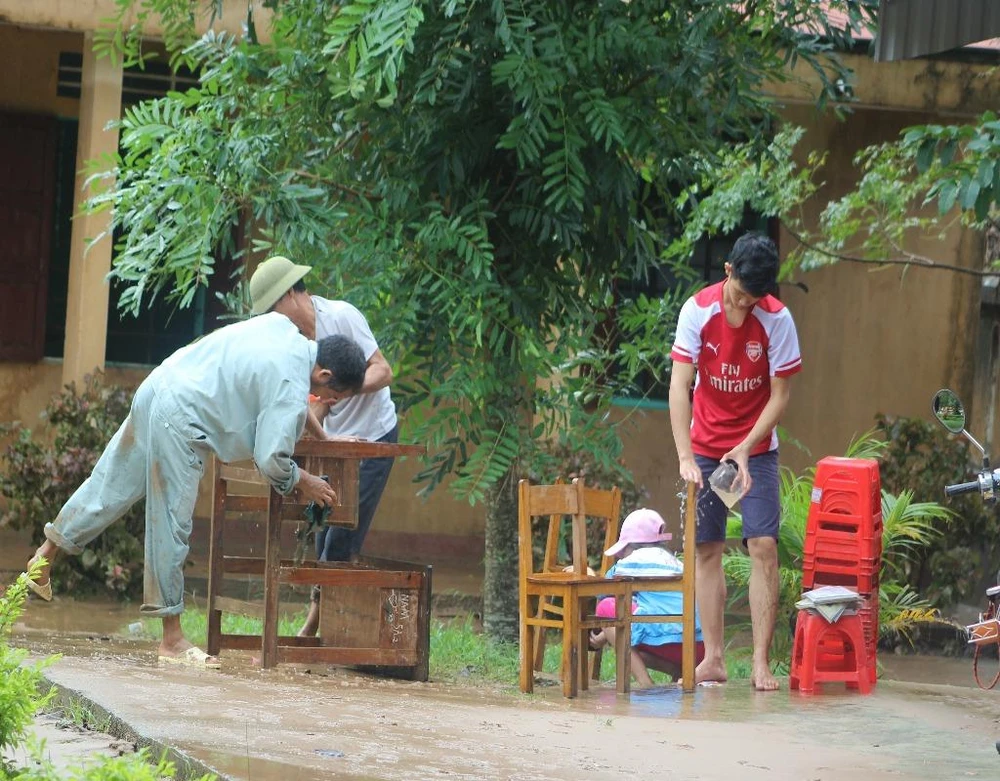 Giáo viên học sinh vùng lũ Quảng Bình hối hả dọn trường ảnh 4 dọn dẹp bàn ghế