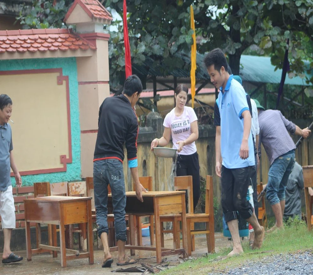 Giáo viên học sinh vùng lũ Quảng Bình hối hả dọn trường ảnh 3 tân hóa sau lũ