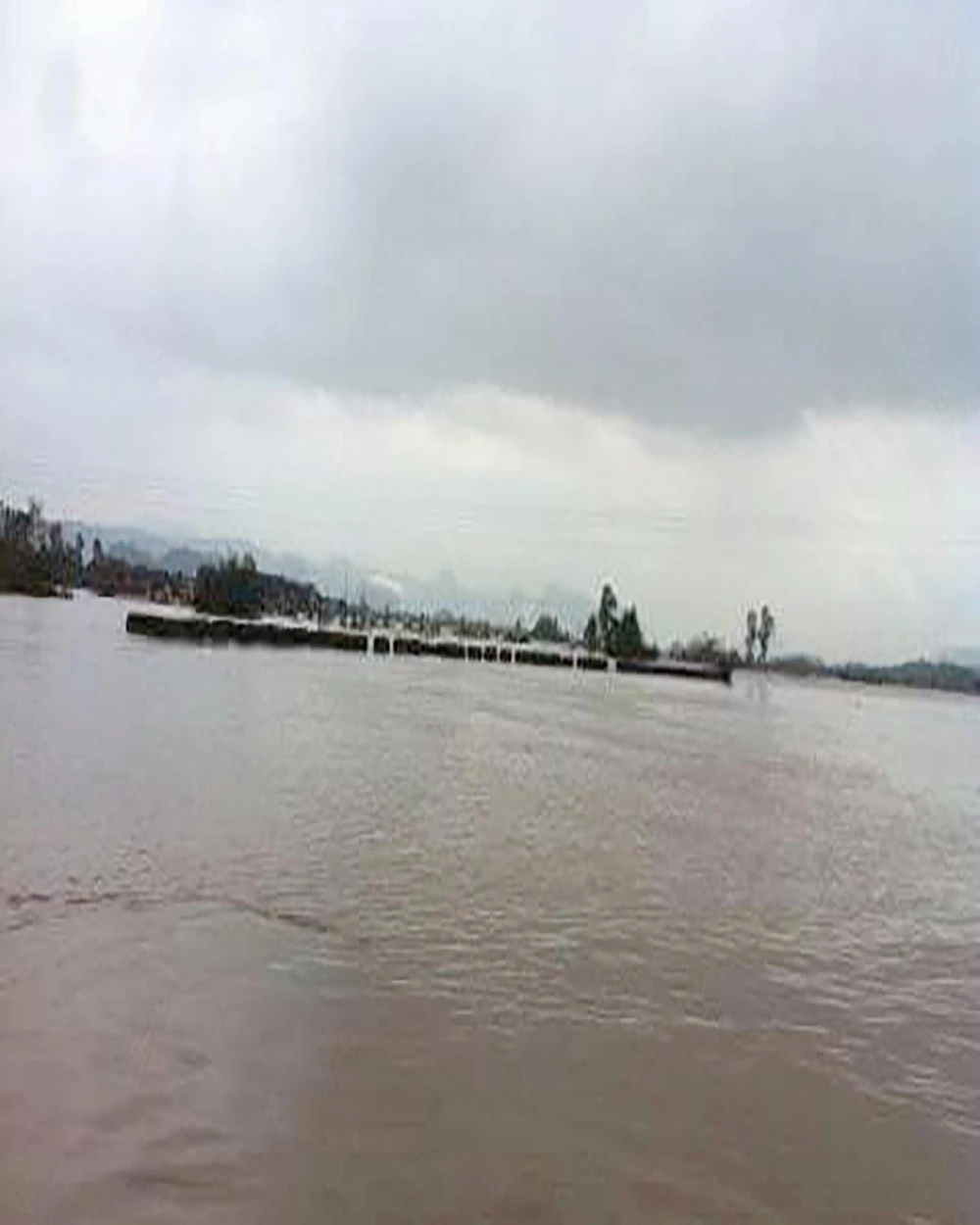 cầu phao bị cuốn trôi