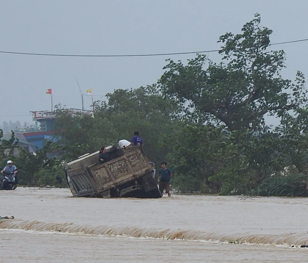 Chiếc xe chở sáu người bị lũ đẩy nghiêng trong lũ lớn.