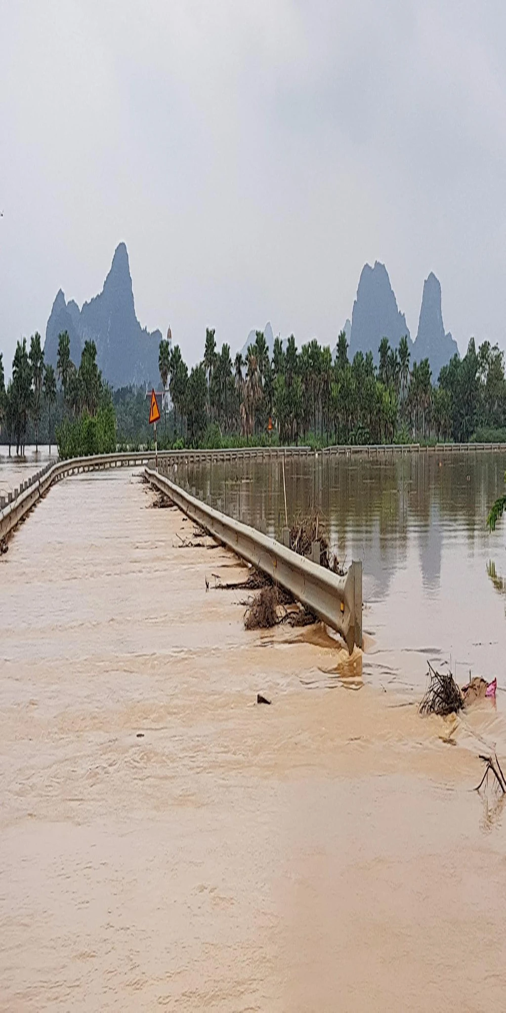 Quốc lộ 12A đoan qua Đức Hóa ngập sâu.