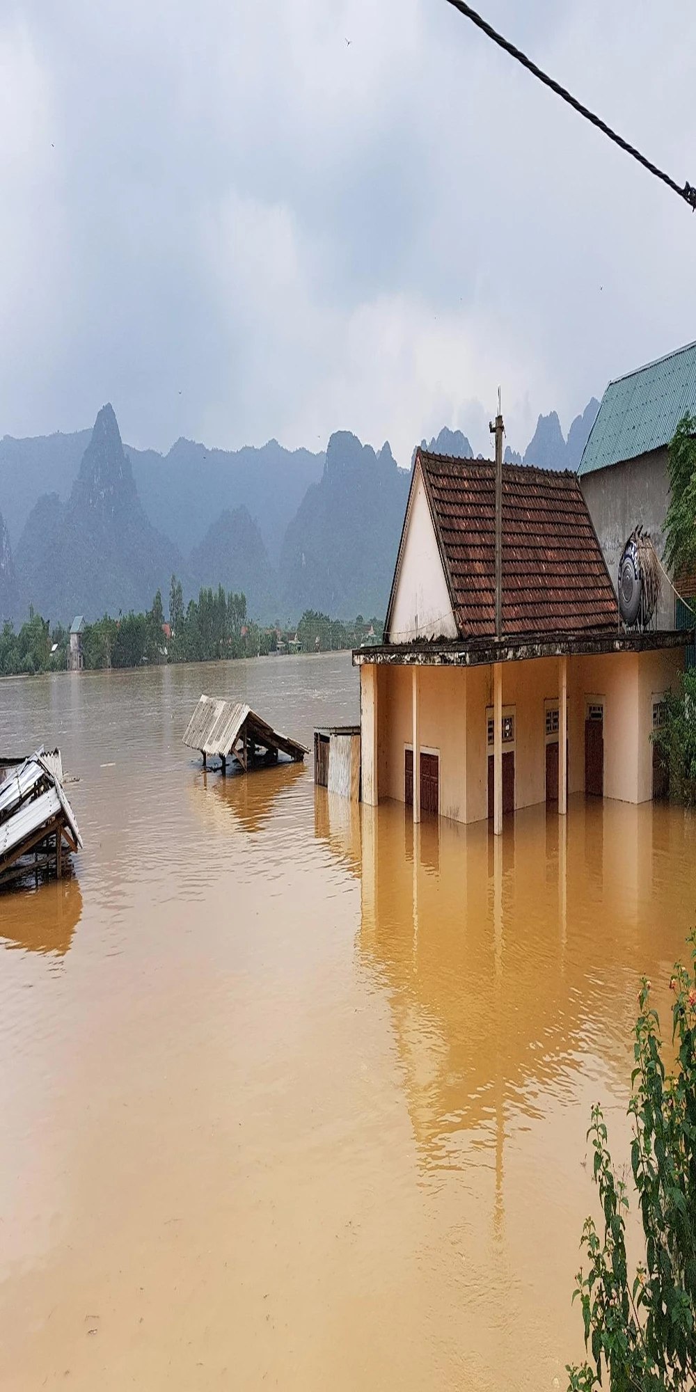 Lưu vực sông Gianh ngập nặng.