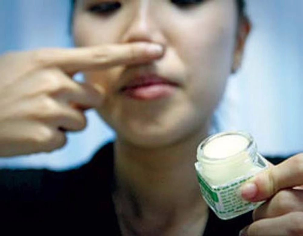 xoa thuốc dưới mũi