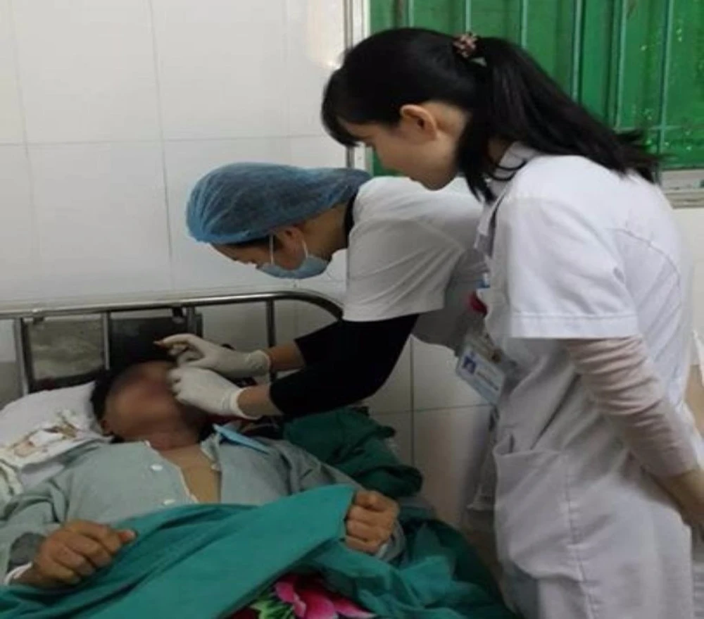 súng hoa cải bắn vào mặt1