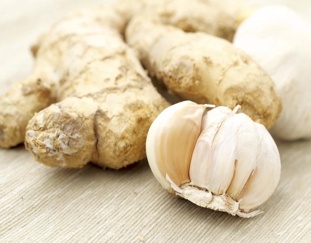 ác loại gia vị như tỏi, nghệ, gừng... có chứa nhiều chất chống sưng viêm
