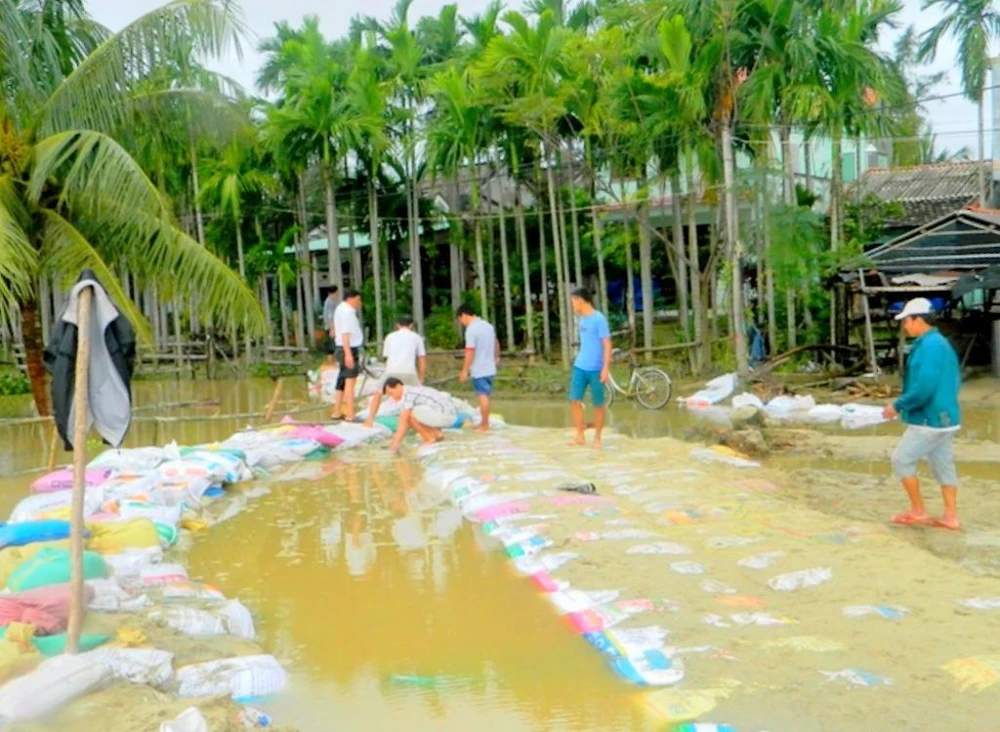 Mưa lũ làm hỏng bờ kè ở huyện Duy Xuyên.
