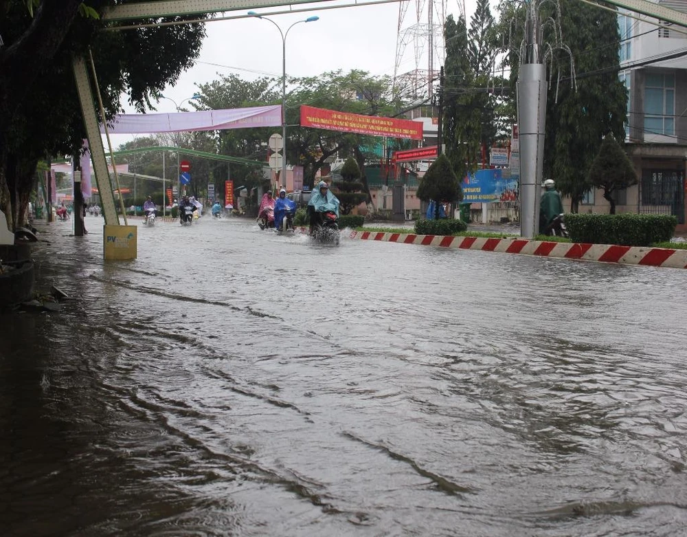 Đường Hùng Vương, TP Quảng Ngãi 10 giờ sáng nay vẫn ngập nước .