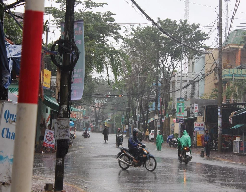 Đường Trần Hưng Đạo, Tp Quảng Ngãi bị ngập, nhiều người phải vòng lại né nước ngập 