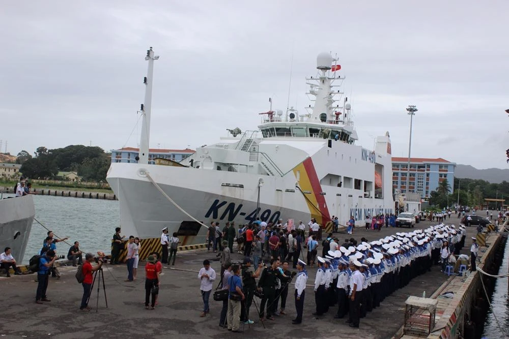 Khung cảnh nhộn nhịp trên quân cảng Cam Ranh cho giờ chuẩn bị ra khơi.