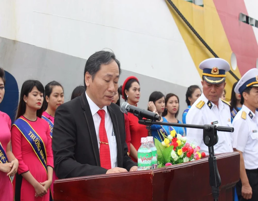 Lãnh đạo tỉnh Khánh Hòa động viên các chiến sĩ trước lúc lên đường.