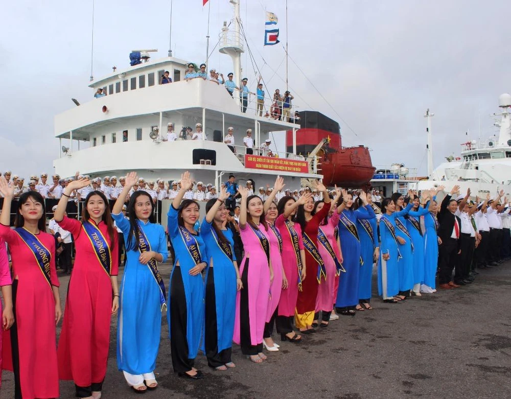 Những bóng hồng rạng ngời đến từ các trường đại học, cao đẳng trên địa bàn Khánh Hòa kịp thời có mặt để chia tay các chiến sĩ.