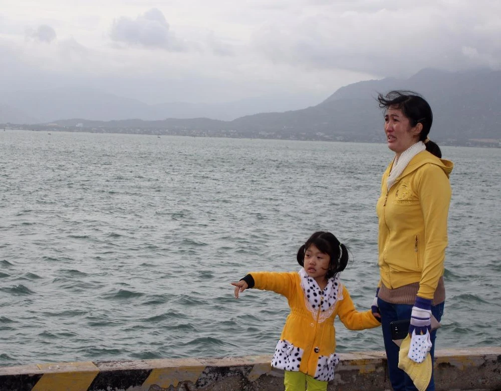 Khoảnh khắc đầy xúc động của 2 mẹ con tiễn ba lên đường.