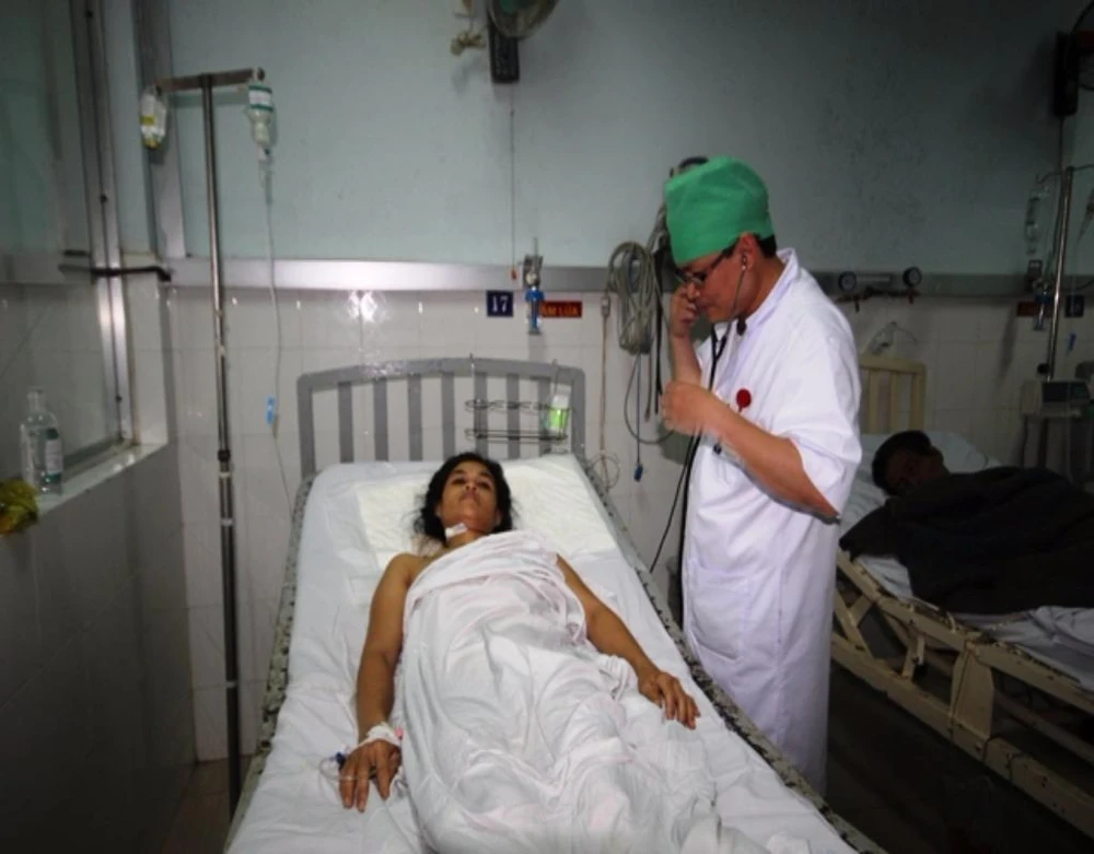 Bệnh nhân bị chứng thoát quản mô toàn thân đang điều trị tại bệnh viện. 