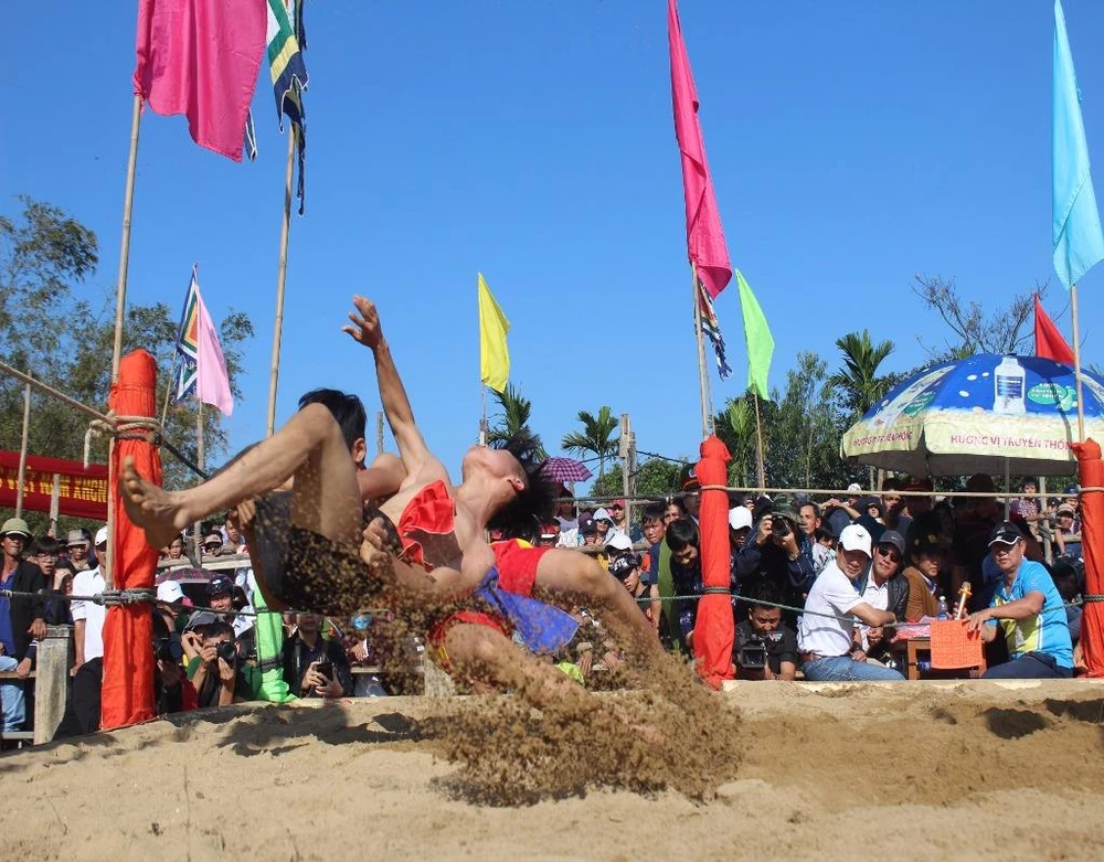 Đòn vật đẹp mắt được người xem vỗ tay tán thưởng.