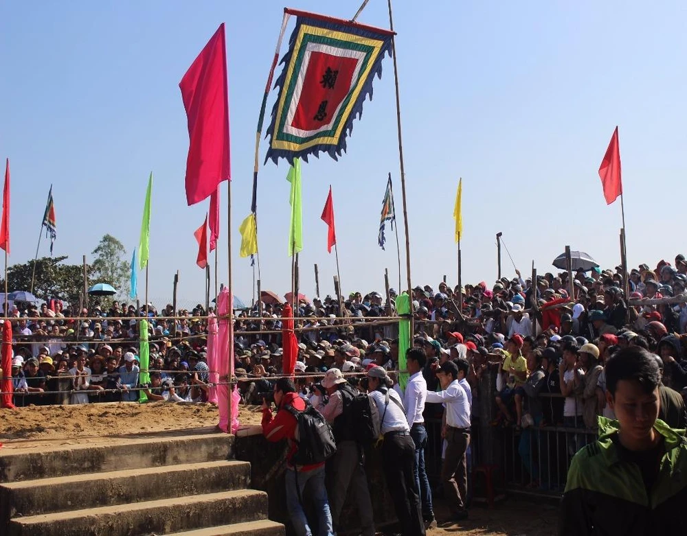 Rất đông người dân đến xem và cổ vũ cho các đô vật.