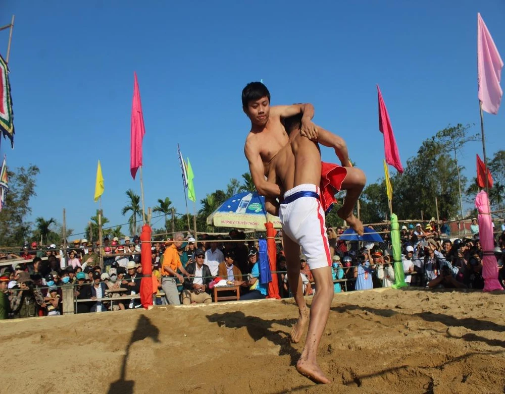 Hội vật làng Sình năm nay thu hút gần 100 đô vật
