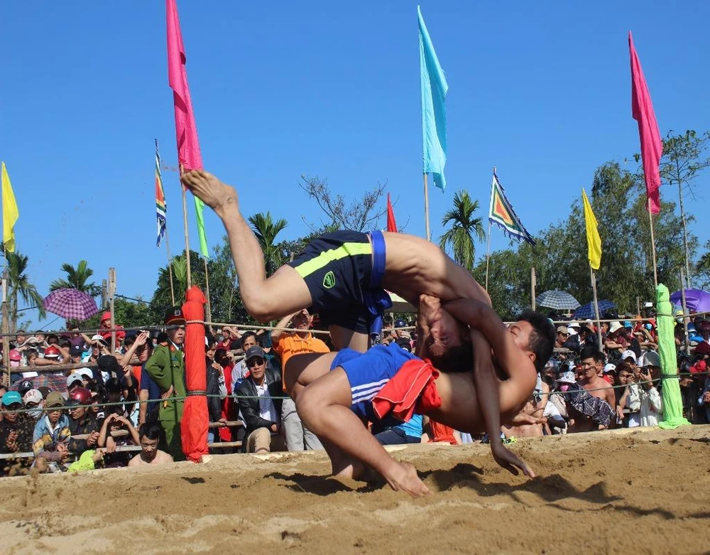 Tham gia hội vật phần lớn là thanh thiếu niên địa phương