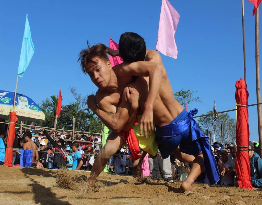 Các đô vật tranh tài quyết liệt.