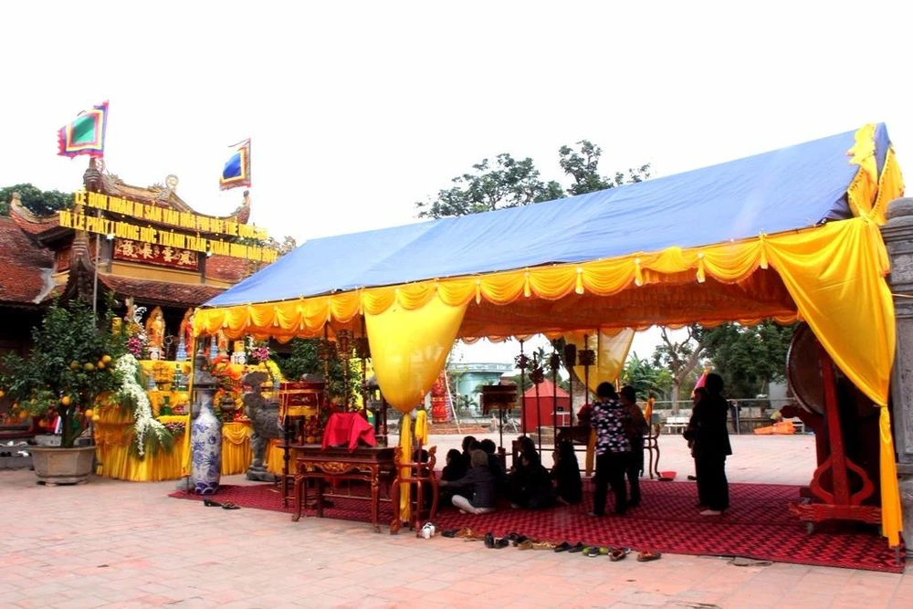 Chuẩn bị cho lễ phát lương đền Trần Thương