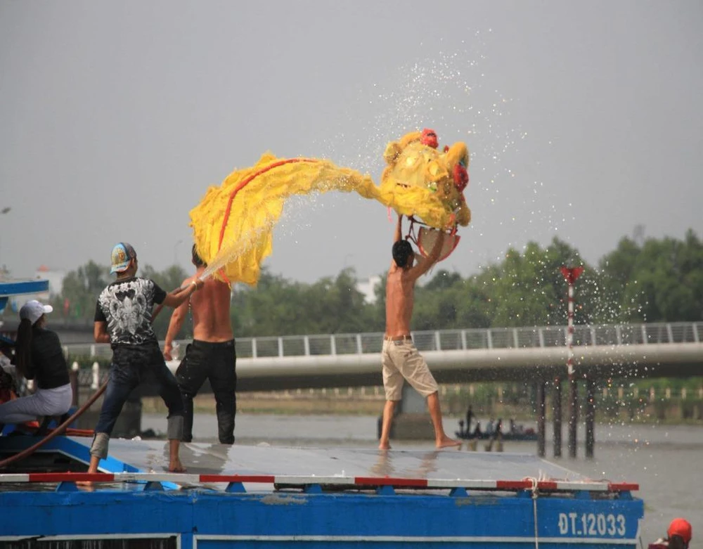 múa lân diễu hành dọc sông cần thơ