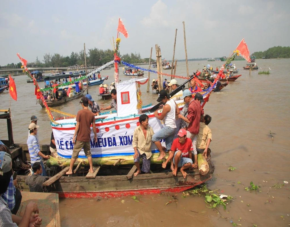 tàu ghe tham gia lễ tống ôn