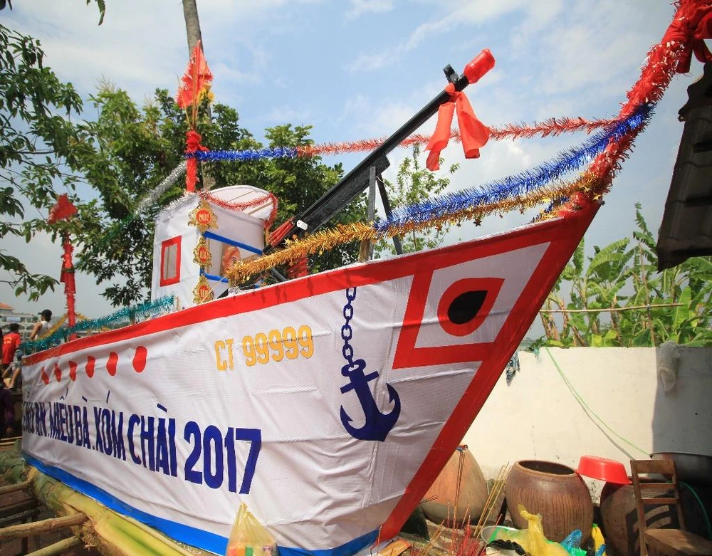 thuyền tống ôn chuẩn bị hạ thủy