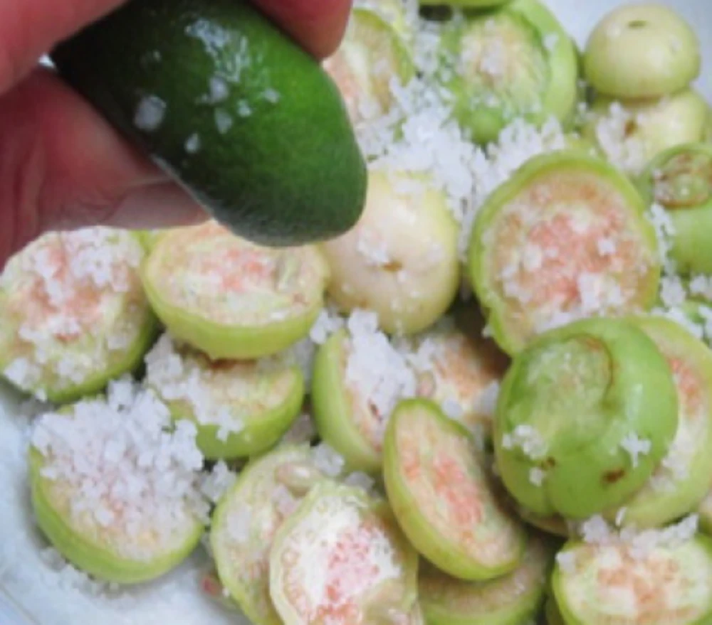 Các món dưa muối xổi rất hấp dẫn nhưng thực sự không tốt cho sức khỏe. 