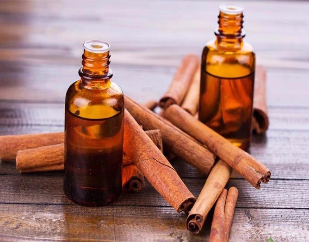 Tinh dầu quế giúp môi đỏ mọng tạm thời.