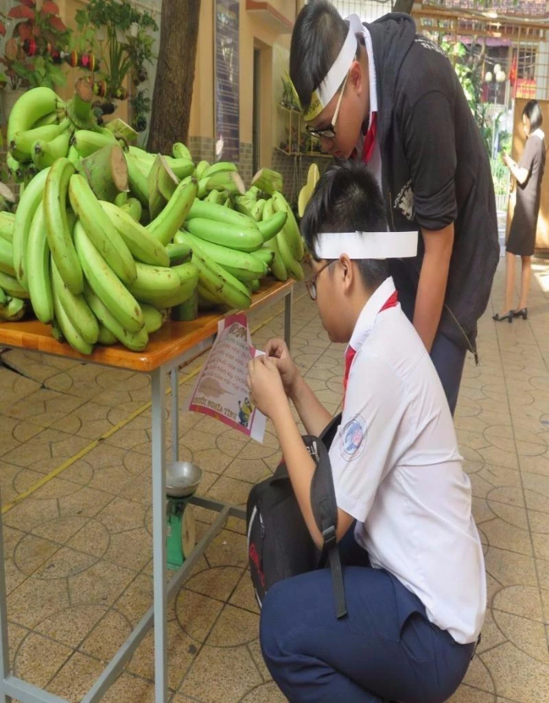 thầy trò bán chuối