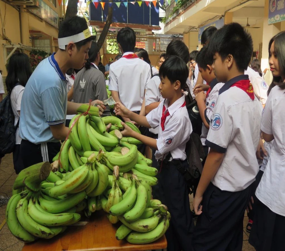 thầy trò bán chuối 4