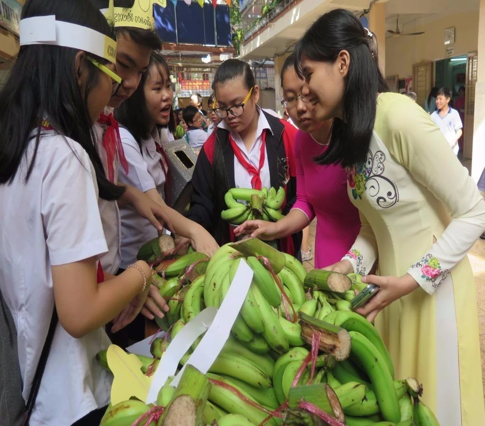 thầy trò bán chuối 7