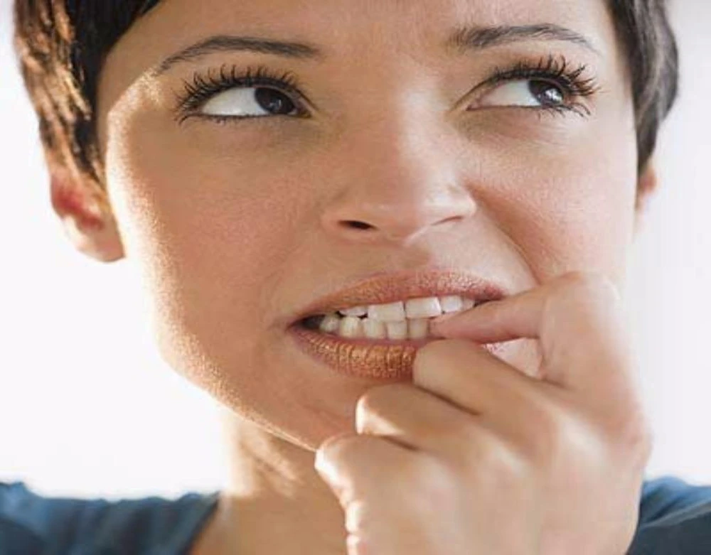 Cắn móng tay khiến vi khuẩn dễ dàng xâm nhập vào cơ thể.