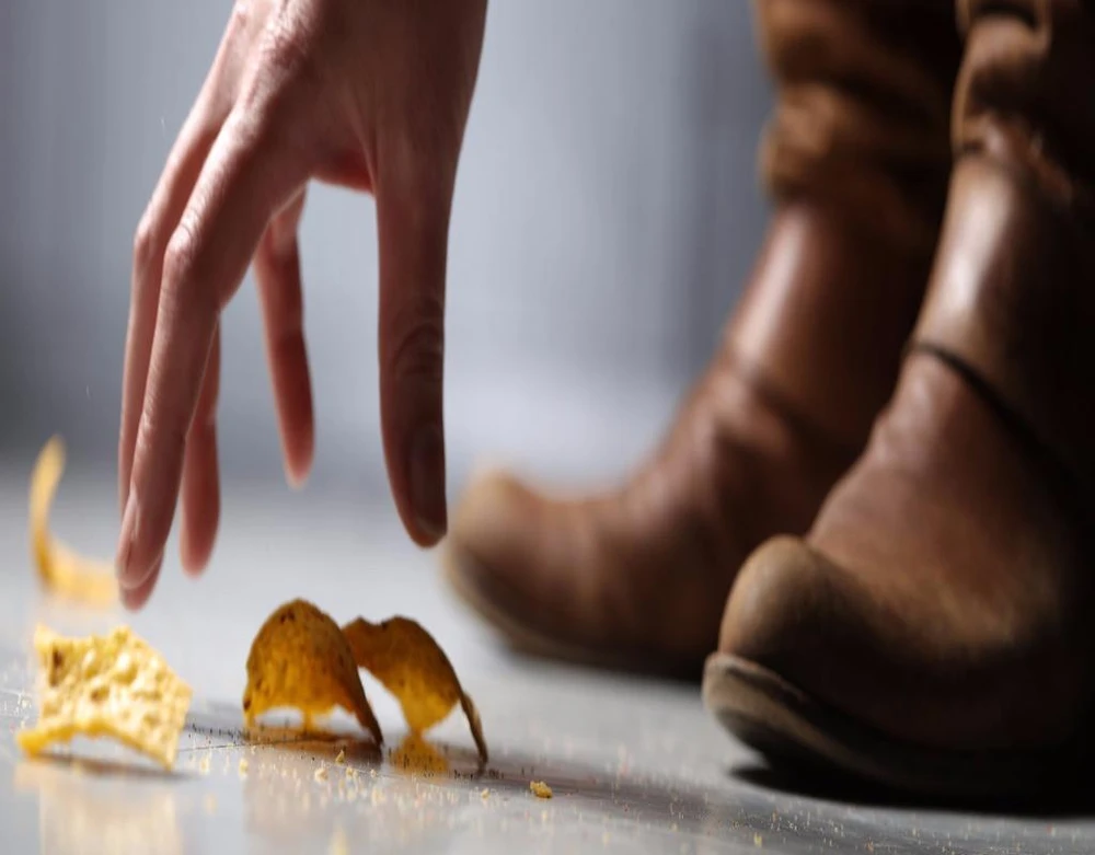 Theo các nghiên cứu, 70% lượng vi khuẩn trên sàn có thể lập tức bám lên món đồ ướt bị rơi,