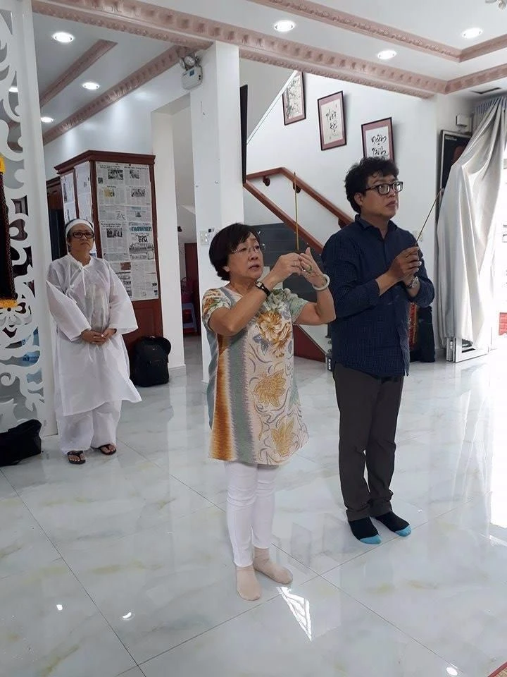 Đạo diễn Hồng Dung (trái) và nhà báo Thanh Hiệp (phải) tại lễ viếng