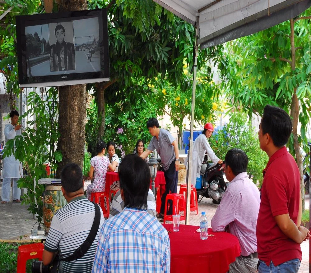 Những người đến viếng lễ tang xem video cuộc đời của NSƯT Thanh Sang