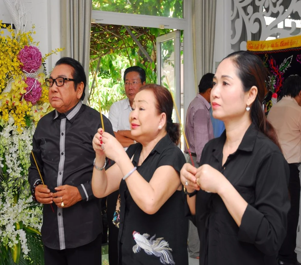 Bạn bè, bằng hữu đến viếng giọng ca cải lương lừng danh đã ra đi về cõi vĩnh hằng