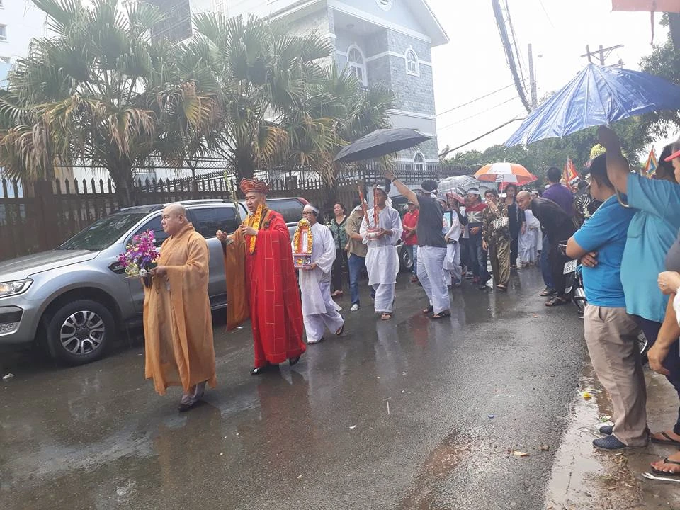 Mặc dù trời đổ mưa nhưng vẫn có rất đông đồng nghiệp, người hâm mộ tới tiễn đưa nghệ sĩ Thanh Sang về nơi an nghỉ cuối cùng.