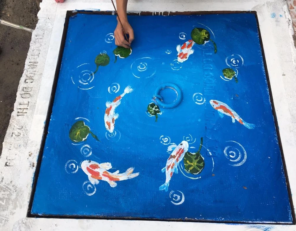 Ngỡ ngàng nắp cống được thay áo mới đầy màu sắc ảnh 2