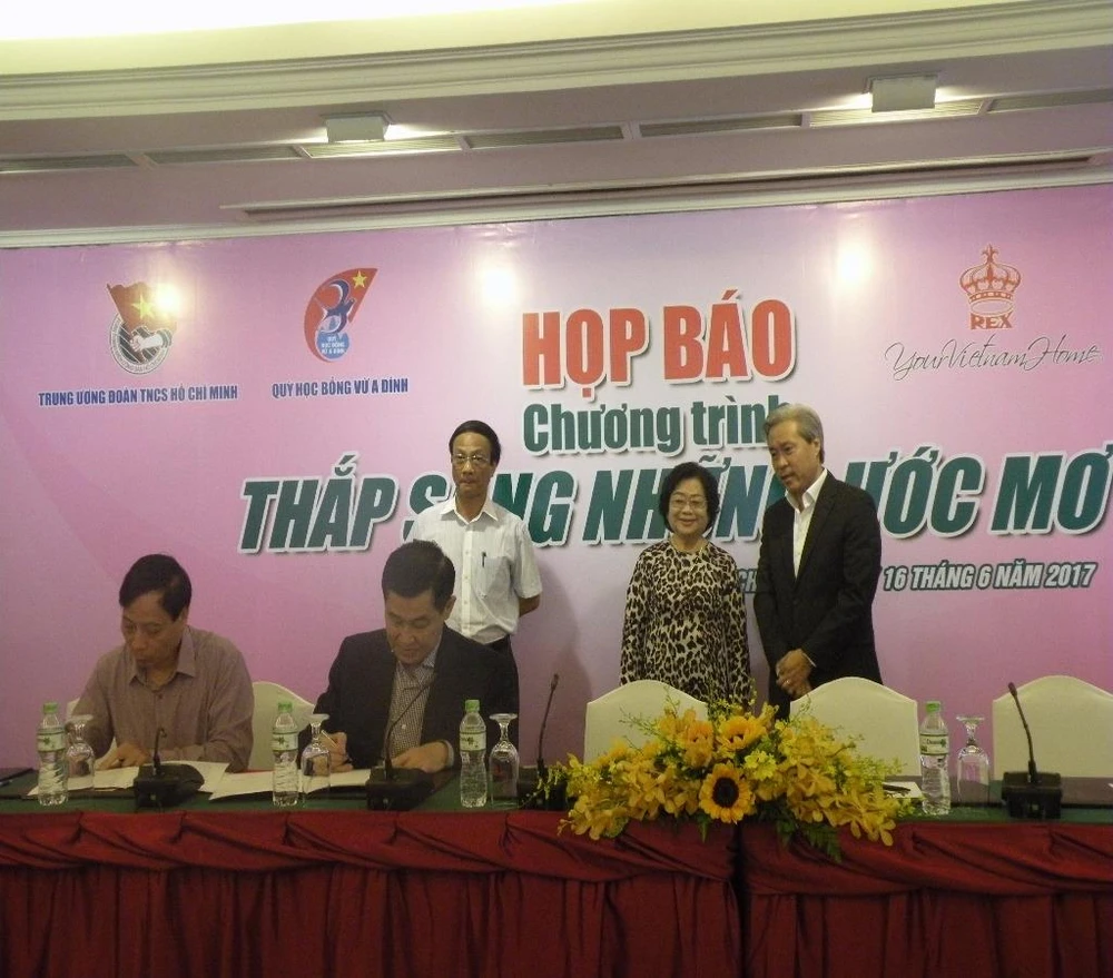 Lễ ký kết giữa các doanh nghiệp và đại diện Qũy học bổng Vừ A Dính