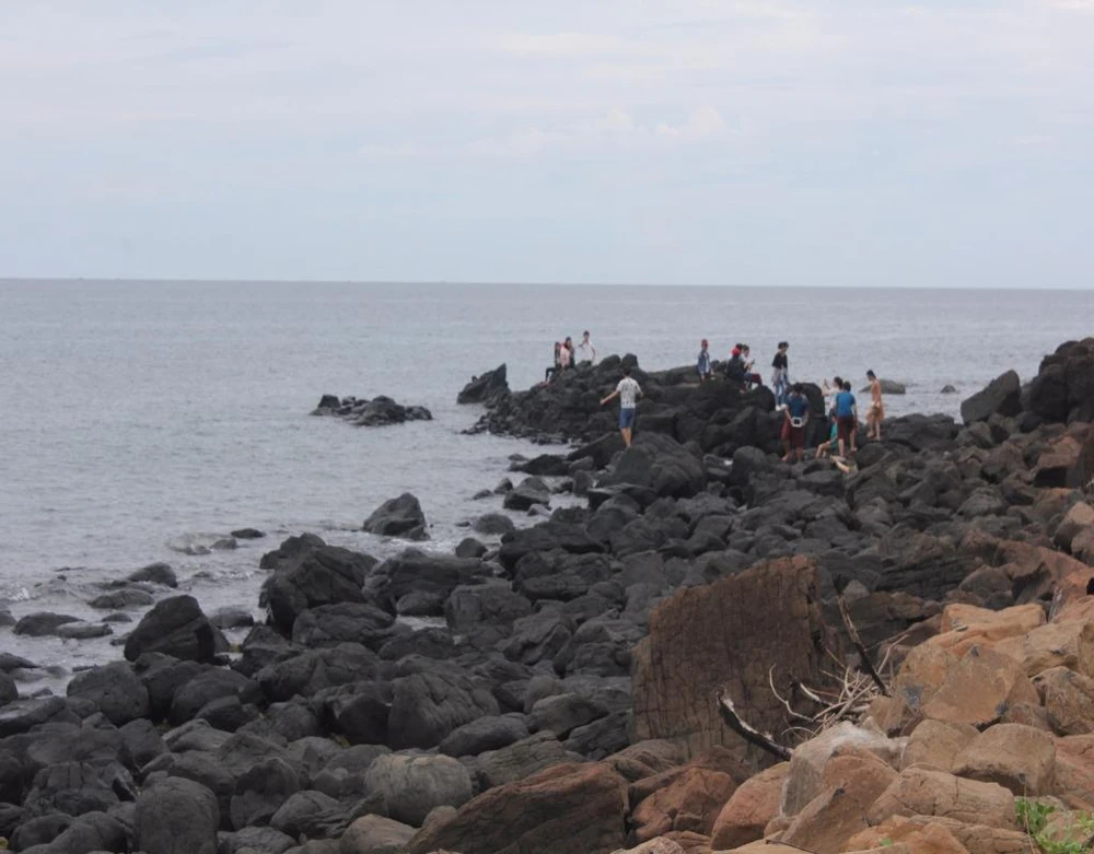 Đá đen nằm xoài ra phía biển ở phía Nam gành Yến 