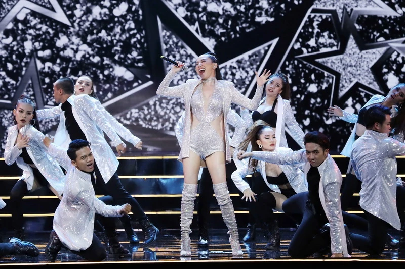 Ca sĩ Tóc Tiên với phần trình diễn sôi động.