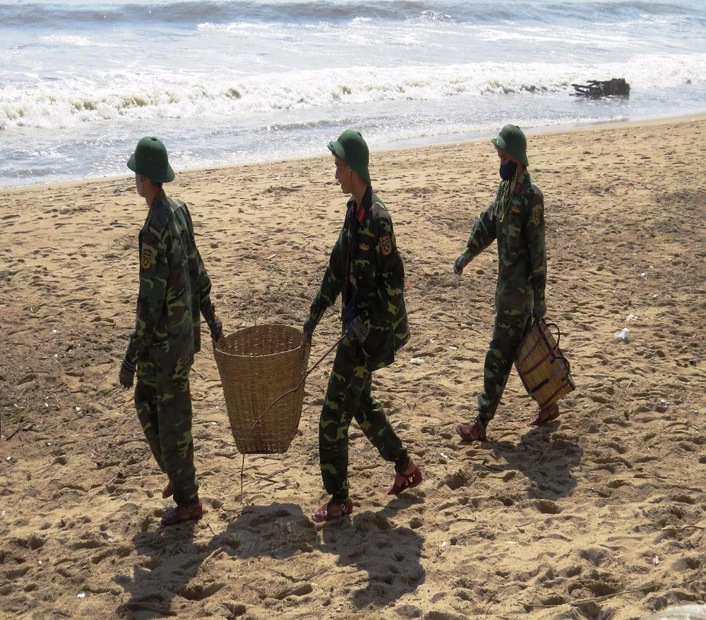 bộ đội giúp dân